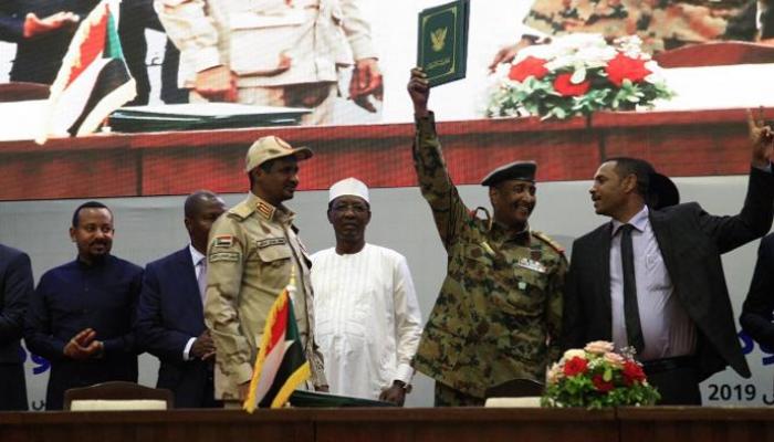 لحظة التوقيع على الوثيقة الدستورية بالسودان - أرشيفية