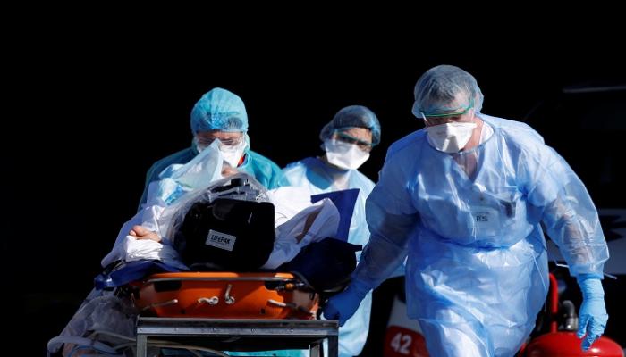 نقل مصاب بكورونا إلى المستشفى في فرنسا