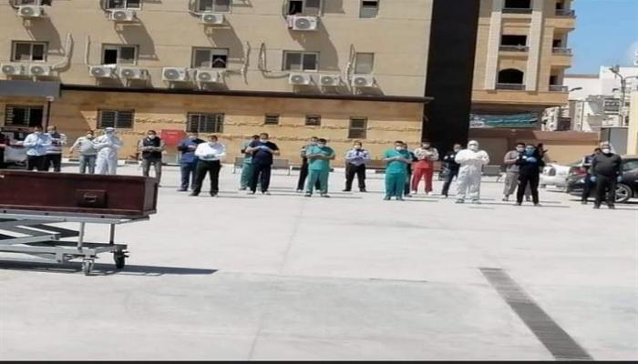 صورة متداولة لصلاة الجنازة على أحد ضحايا كورونا في مصر