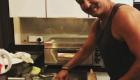 کورونا کا انوکھا اثر، پاکستانی کرکٹر وسیم اکرم نے سیکھ لیا روٹی بنانے کا طریقہ