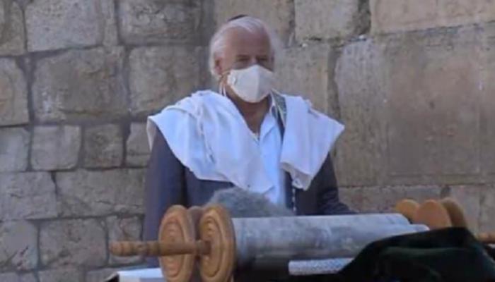 فريدمان خلال الصلاة