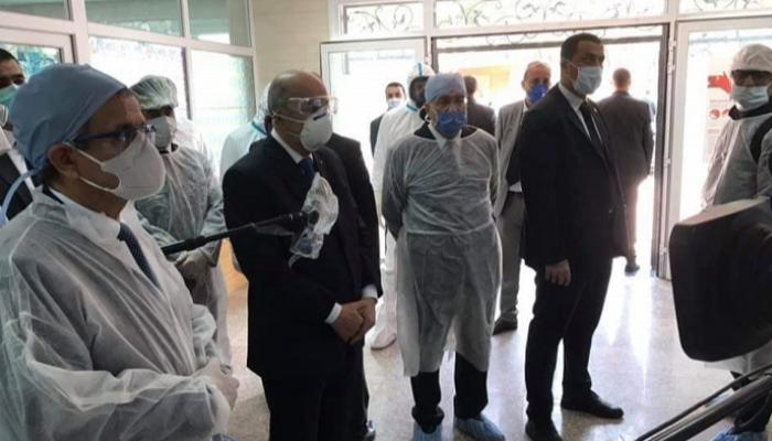 جانب من لقاء الرئيس الجزائري مع أطباء مستشفى بني مسوس بالعاصمة