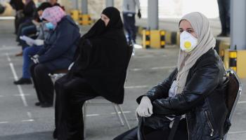 أردنيون بانتظار الطبيب لإجراء الفحوص عليهم