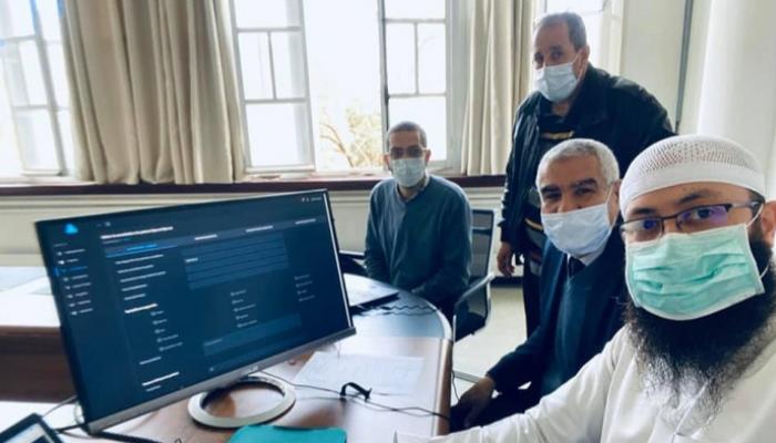 المهندس الجزائري محمد لطفي مع فريق العمل