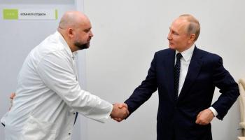 بوتين يصافح الطبيب بروتسينكو