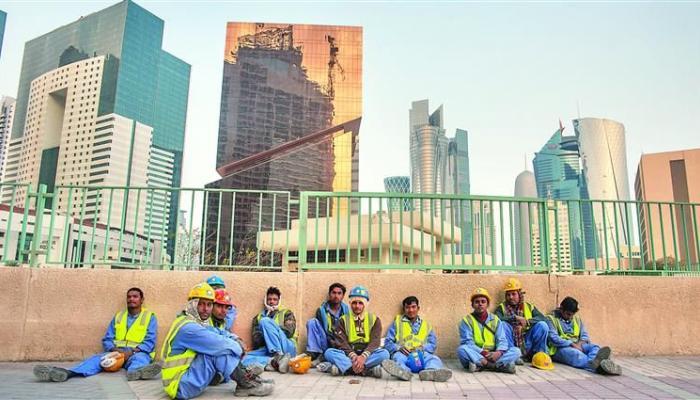 عمال في قطر يفترشون الأرض ويعانون من أزمة بسبب كورونا - أرشيفية