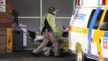 نقل أحد المصابين بكورونا في الولايات المتحدة