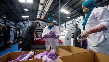 موظفون يرتدون كمامات في مصنع لإنتاج أقنعة الوجه الواقية في المغرب