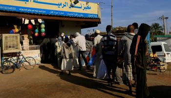 سودانيون يقبلون على شراء الخبز من أحد مخابز الخرطوم