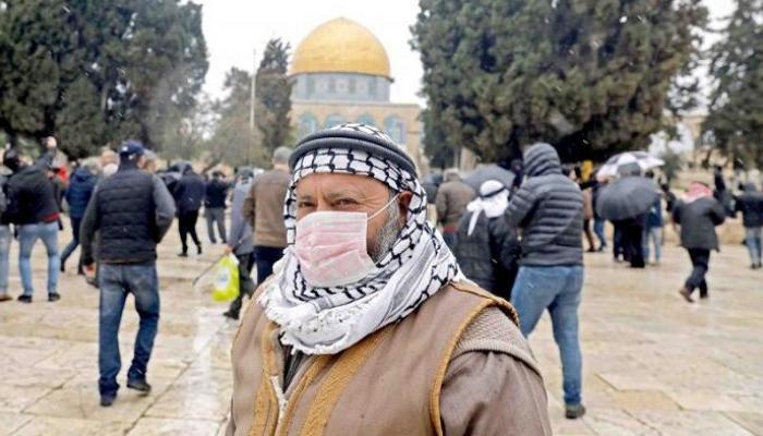 فلسطيني يرتدي الكمامة في ساحة قبة الصخرة