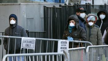 أمريكيون يرتدون الكمامات في نيويورك - رويترز 