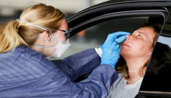 سيدة تخضع لفحص كورونا في هولندا