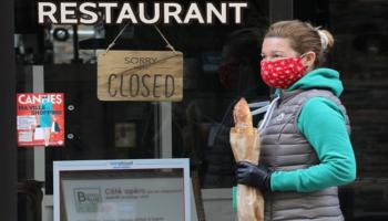 سيدة ترتدي كمامة للوقاية من عدوى كورونا في فرنسا