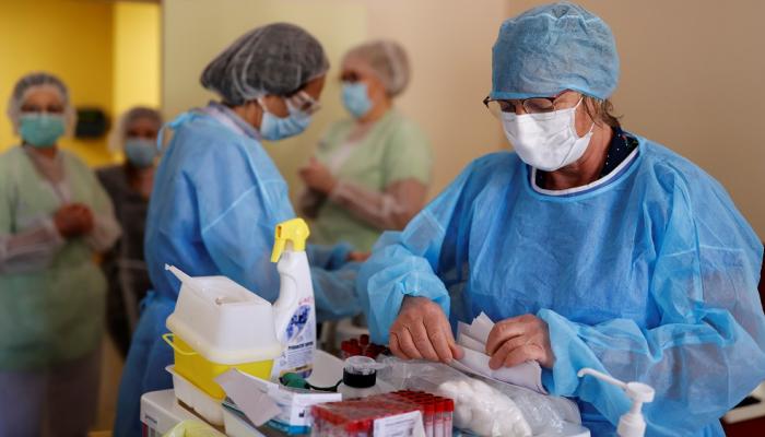 عاملة صحية ترتدي ملابس واقية