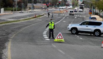 شرطي إسرائيلي يرتدي كمامة في القدس