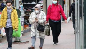 أتراك يرتدون الكمامات خشية عدوى كورونا الجديد- أرشيفية