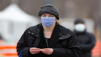 سيدة ترتدي كمامة للوقاية من كورونا في كندا