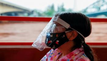 سيدة ترتدي كمامة للوقاية من عدوى كورونا في تايلاند