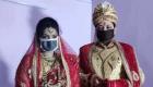 बिहार: मेंहदी लगे हाथों में सैनिटाइजर और चेहरे पर मास्क लगाकर दूल्हा-दुल्हन ने लॉकडाउन के बीच रचाई शादी