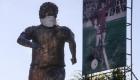 تمثال مارادونا يكافح فيروس كورونا