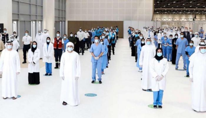 ولي عهد دبي يزور المستشفى الميداني بمركز التجاري العالمي