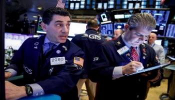 متعاملون أثناء التداول في بورصة وول ستريت - أرشيفية