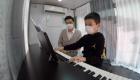 الصينيون يتحدّون "كورونا" بشاحنات موسيقى جوالة
