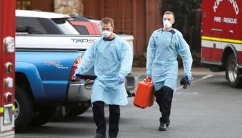 أطباء في طريقهم لإسعاف أحد مرضى فيروس كورونا في الولايات المتحدة الأمريكية