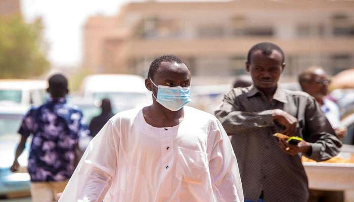 مواطن سوداني يرتدي الكمامة للوقاية من كورونا
