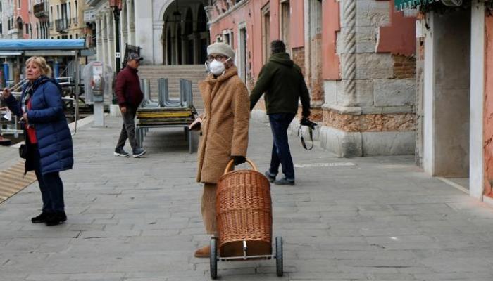 إيطالية ترتدي كمامة واقية في أحد شوارع فينيسيا