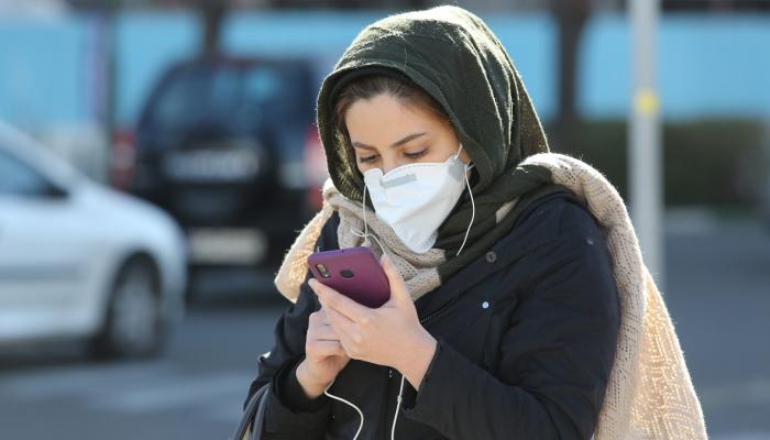 سيدة ترتدي الكمامة للوقاية من كورونا