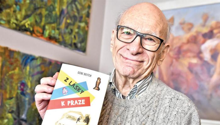 جين ديتش مع غلاف كتابه الذي يحوي السيرة الذاتية