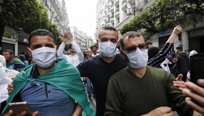 جزائريون بالأقنعة الواقية خشية كورونا