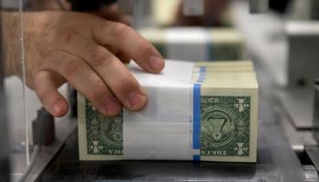 الدولار يكسب مع عزوف عن المخاطرة جراء انهيار النفط