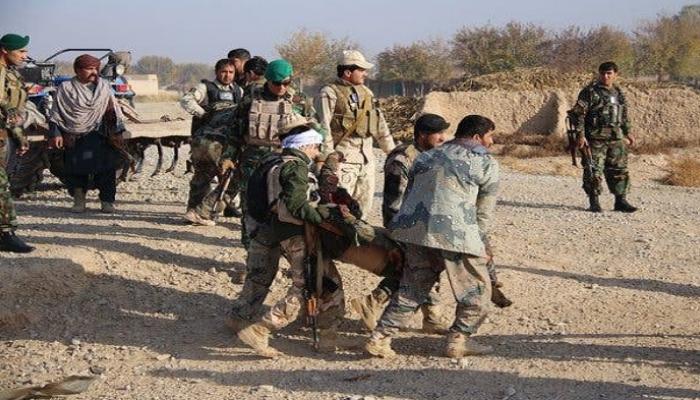 جنود أفغان يحملون أحد زملائهم المصابين - أرشيفية
