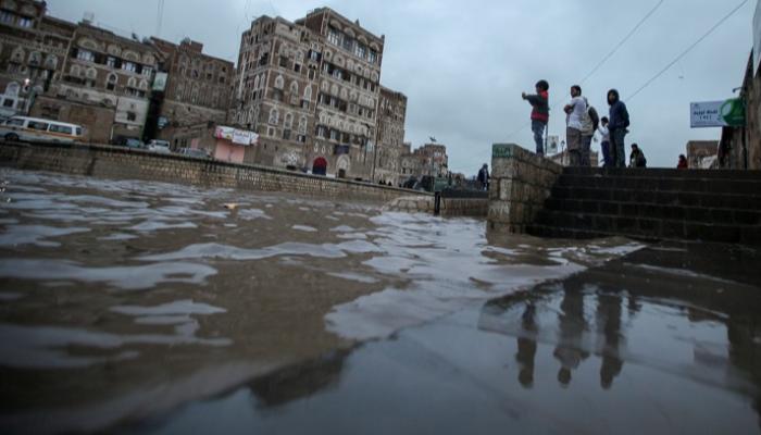 العاصمة اليمنية المؤقتة عدن تشهد أمطارا غزيرة