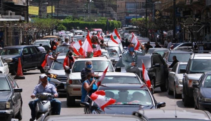 بالسيارات والأقنعة.. احتجاجات في لبنان رغم كورونا
