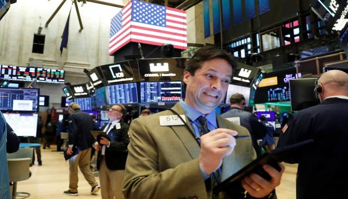 متعاملون أثناء التداول في بورصة وول ستريت - رويترز