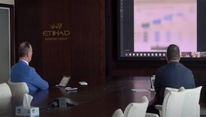 جانب من اجتماع لجنة تطوير الطيران في أبوظبي عن بعد