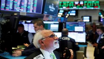 متعاملون أثناء التداول في بورصة وول ستريت - رويترز