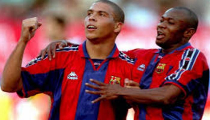 أمونيكي مع رونالدو بقميص برشلونة