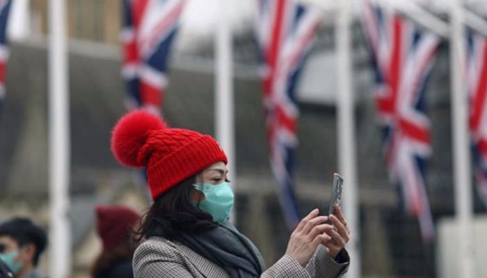 سيدة ترتدي كمامة للوقاية من عدوى كورونا في بريطانيا