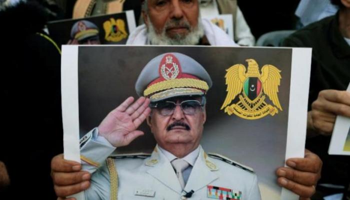 مواطن يحمل صورة القائد العام للجيش - أرشيفية