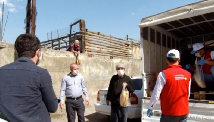 منتمون لحزب المعارضة الجمهوري أثناء توزيع الخبز