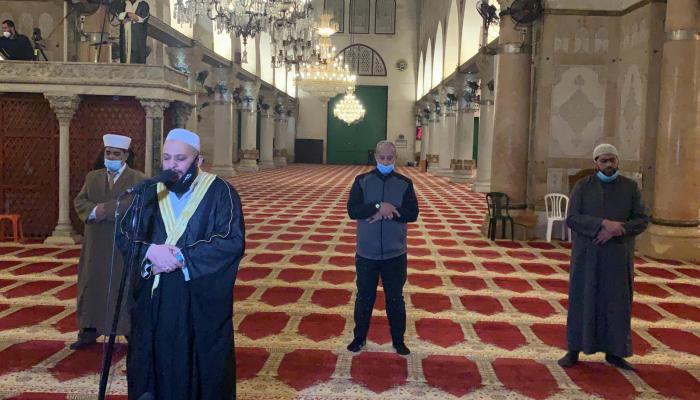 حراس المسجد وموظفو دائرة الأوقاف بالقدس يصلون داخل