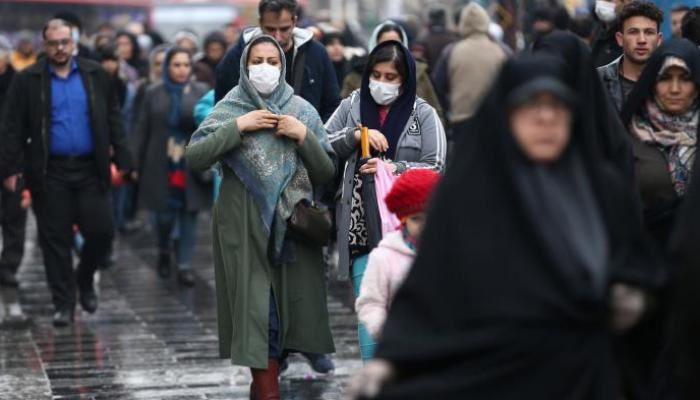 امرأتان ترتديان كمامات للوقاية من فيروس كورونا