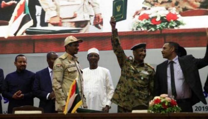 لحظة التوقيع على الوثيقة الدستورية بالسودان - أرشيفية