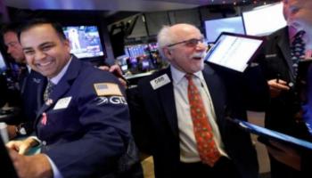 متعاملون أثناء التداول في البورصة الأمريكية