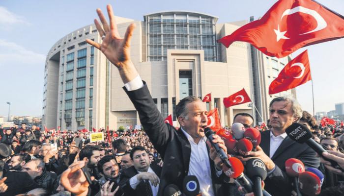 دومانلي رئيس التحرير السابق لصحيفة