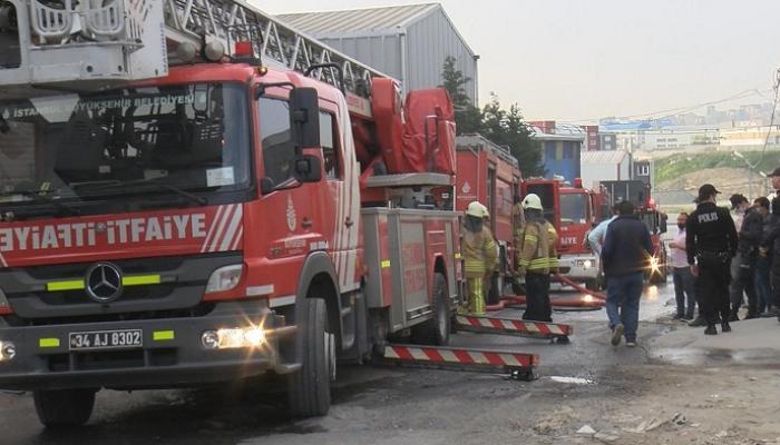 سيارات الإطفاء في محيط الحادث